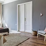 Cozy 4 Bedroom Apartment Overlooking The Basilica