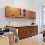 Cozy 4 Bedroom Apartment Overlooking The Basilica
