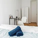 Cozy 4 Bedroom Apartment Overlooking The Basilica