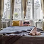 Cozy 4 Bedroom Apartment Overlooking The Basilica