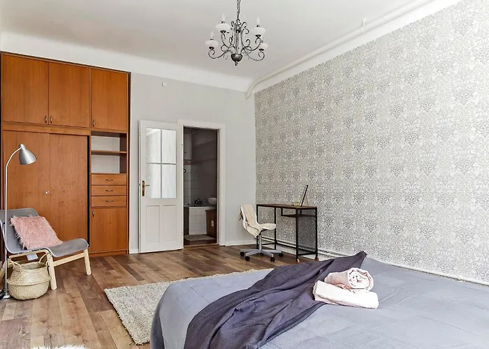 Cozy 4 Bedroom Apartment Overlooking The Basilica