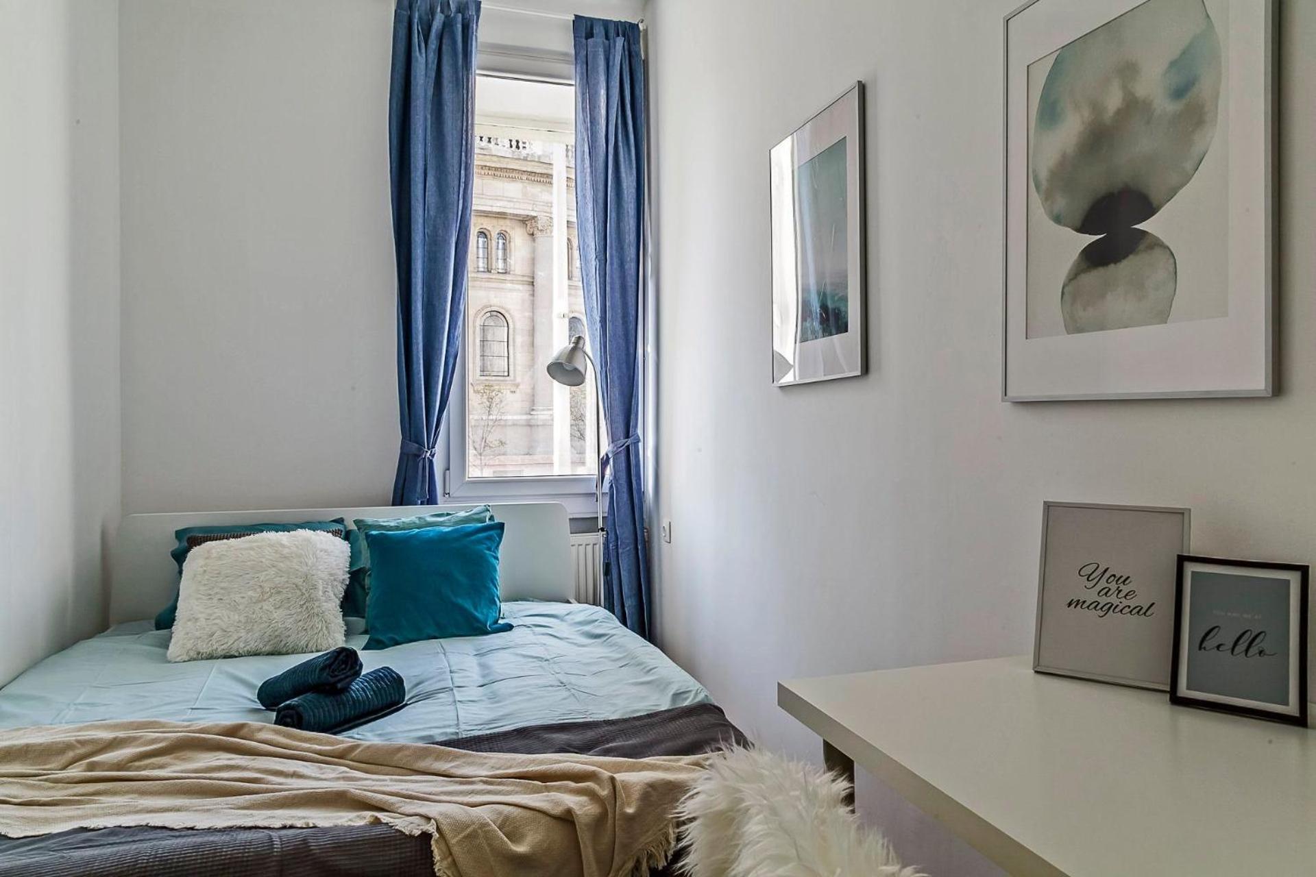 Cozy 4 Bedroom Overlooking The Basilica Apartment *
